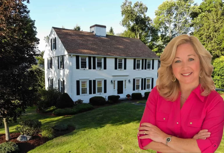 Linda Lee in front of colonial